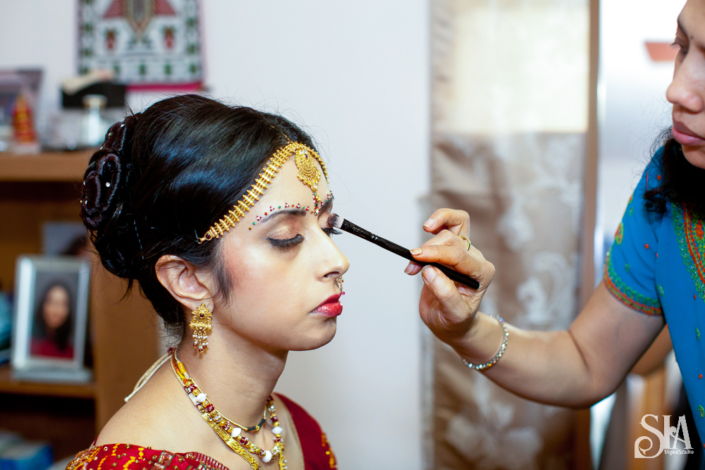 How to Click Bride Getting Ready Images In an Elegant Way!