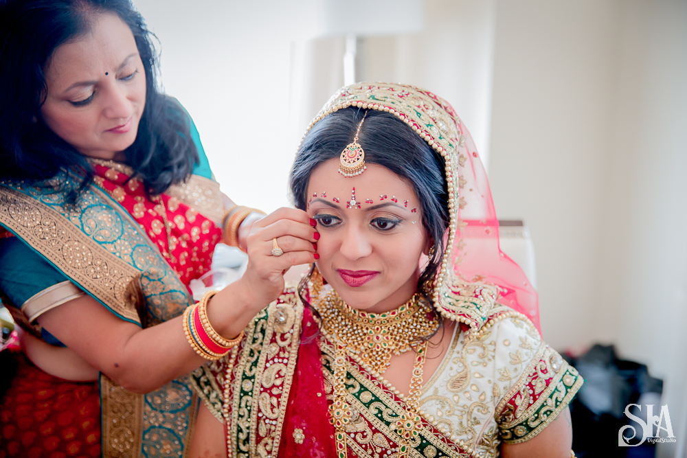 How to Click Bride Getting Ready Images In an Elegant Way!